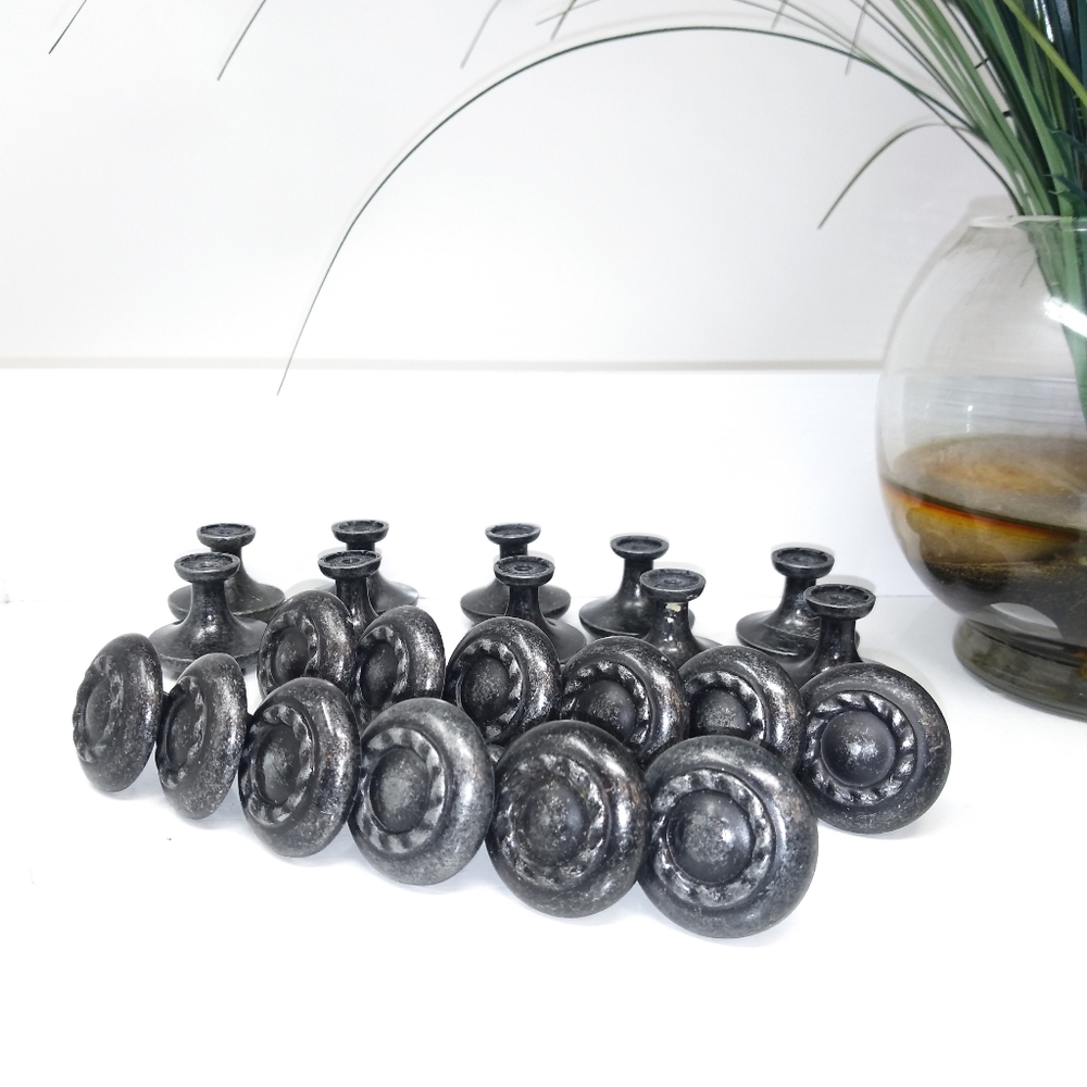 22pcs. 1¼" In Diameter Draw Pulls/Knobs - Picture 7 of 7